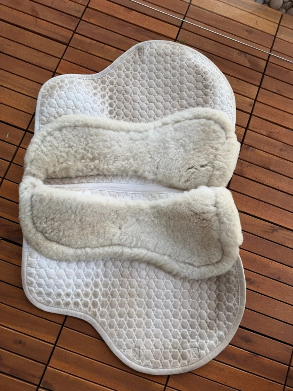 E. A. Mattes GOLD EuroFit Pad with Bare Flaps white with sheepskin size medium - Picture 3 of 7